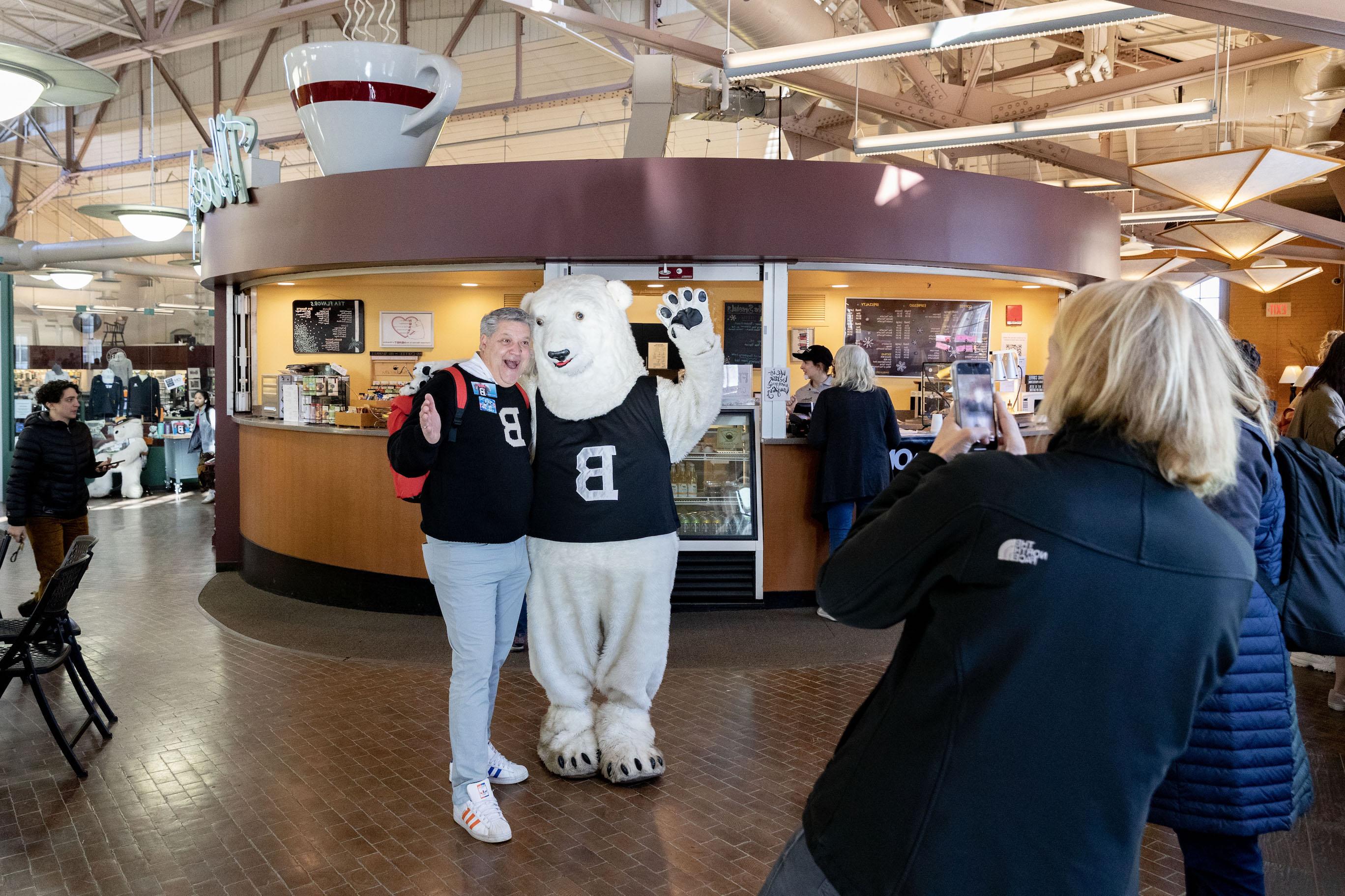 The polar bear mascot poses with Bowdoin alumni